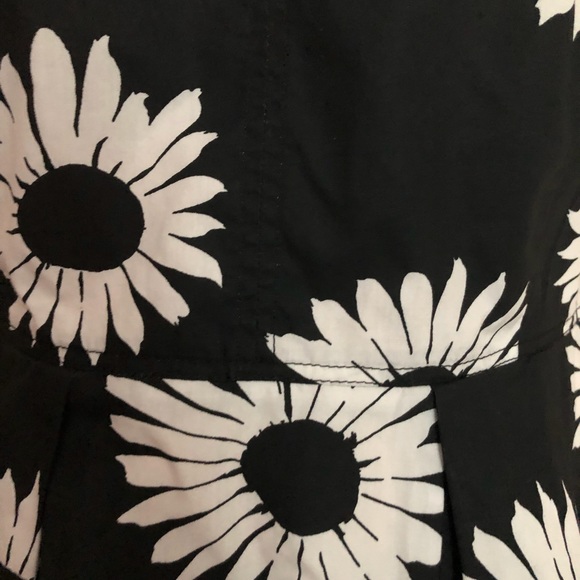 GAP black & white daisy peplum top - Picture 4 of 6